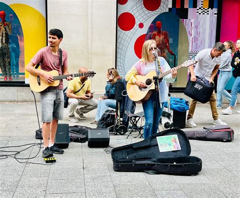 What is Busking in Music? An Exploration of Street Performances and Their Unconventional Impact on the Creative Industry